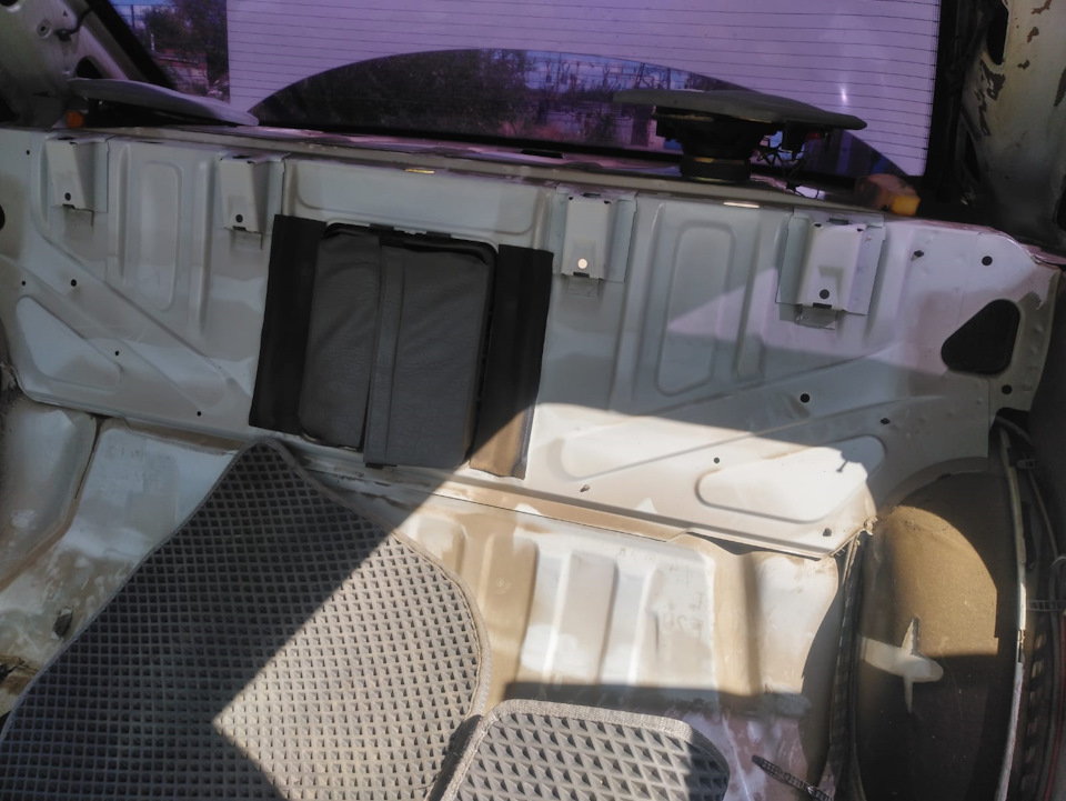 Заднюю полку докупил отдельно — Audi 100 (C4)