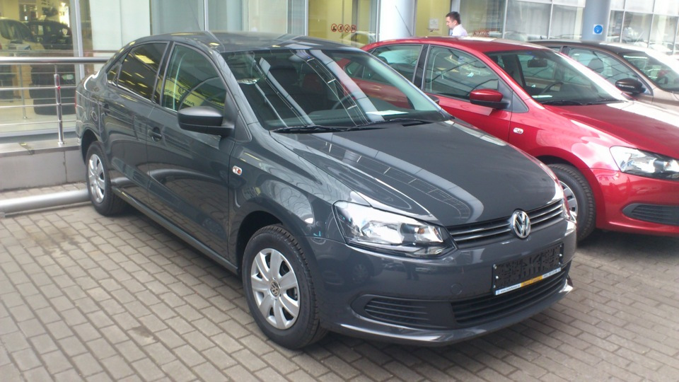 VW Polo sedan серый