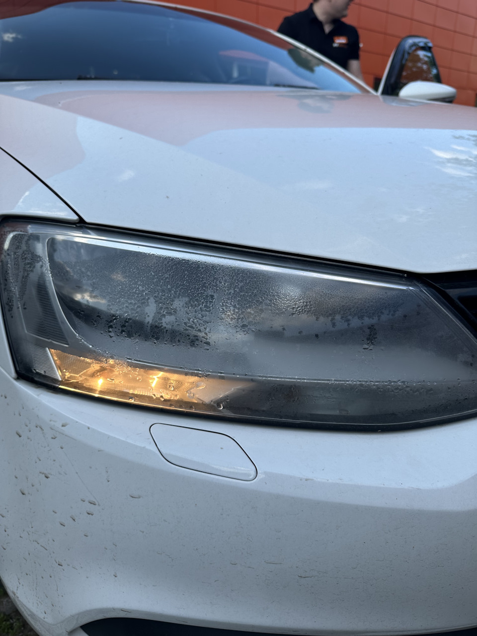 Запотевание фары — Volkswagen Jetta VI, 1,6 л, 2012 года | поломка | DRIVE2