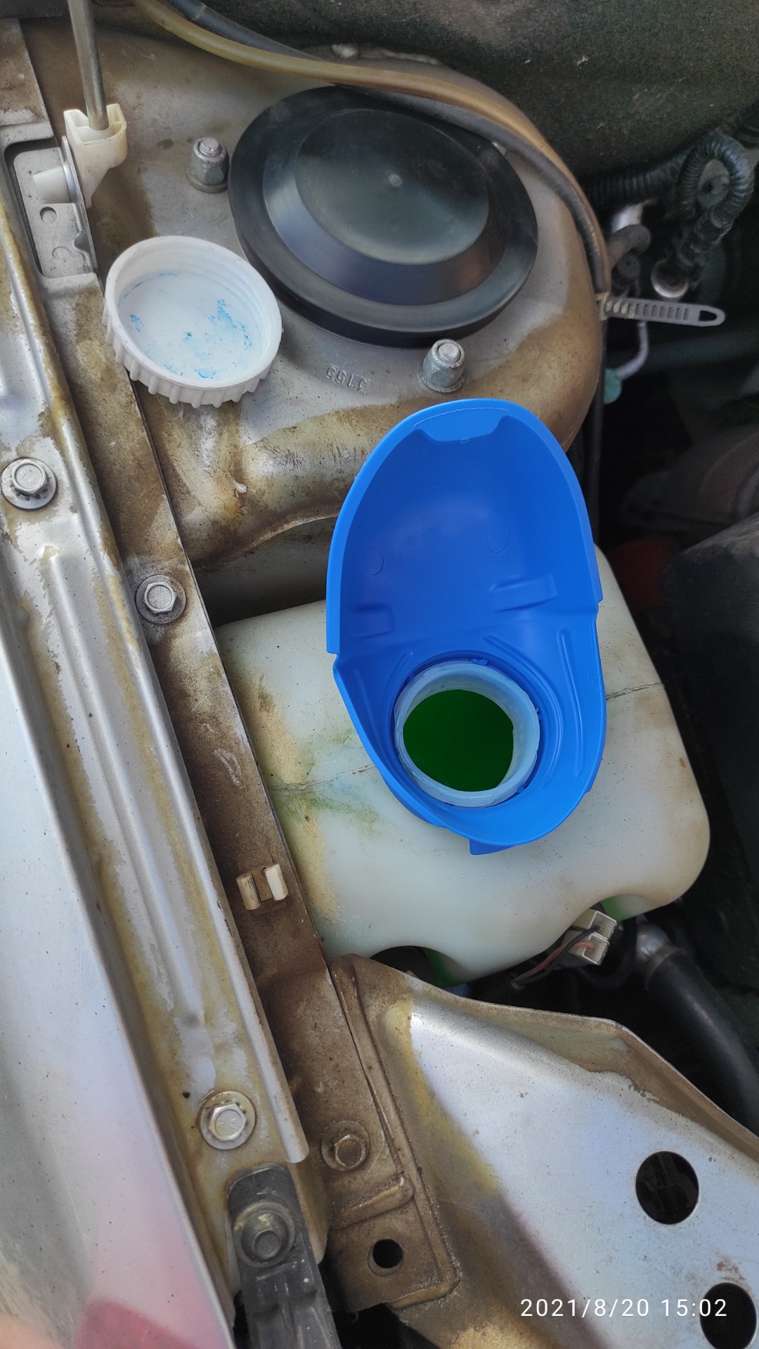 Крышка на бачок омывателя — Lada Гранта лифтбек, 1,6 л, 2016 года ...