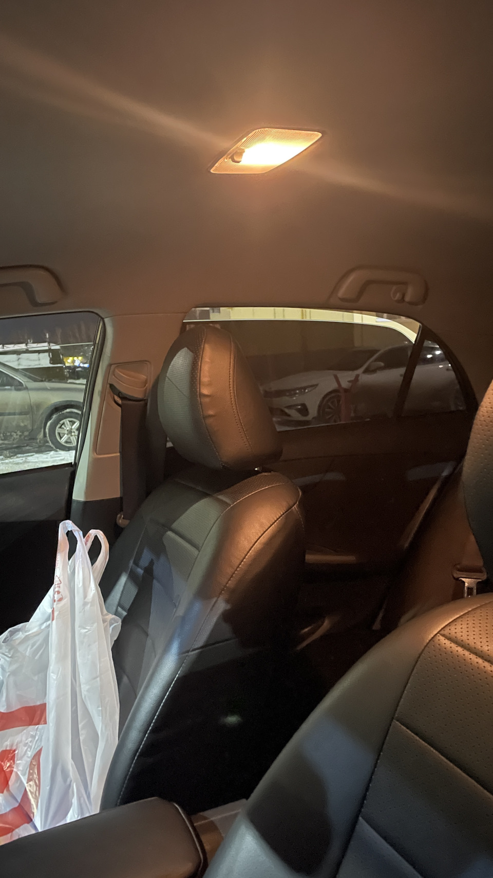 43. Замена лампочки центрального плафона. — Toyota Corolla (140/150), 1 ...