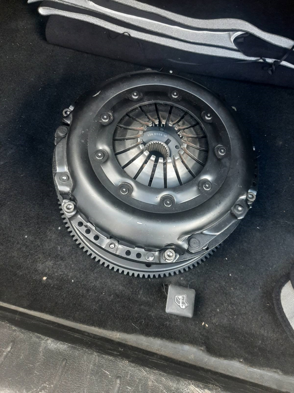 приезжает этот одно массовый друг, который должен решить все проблемы — Audi A4 (B8). Запчасти на фото: 055410