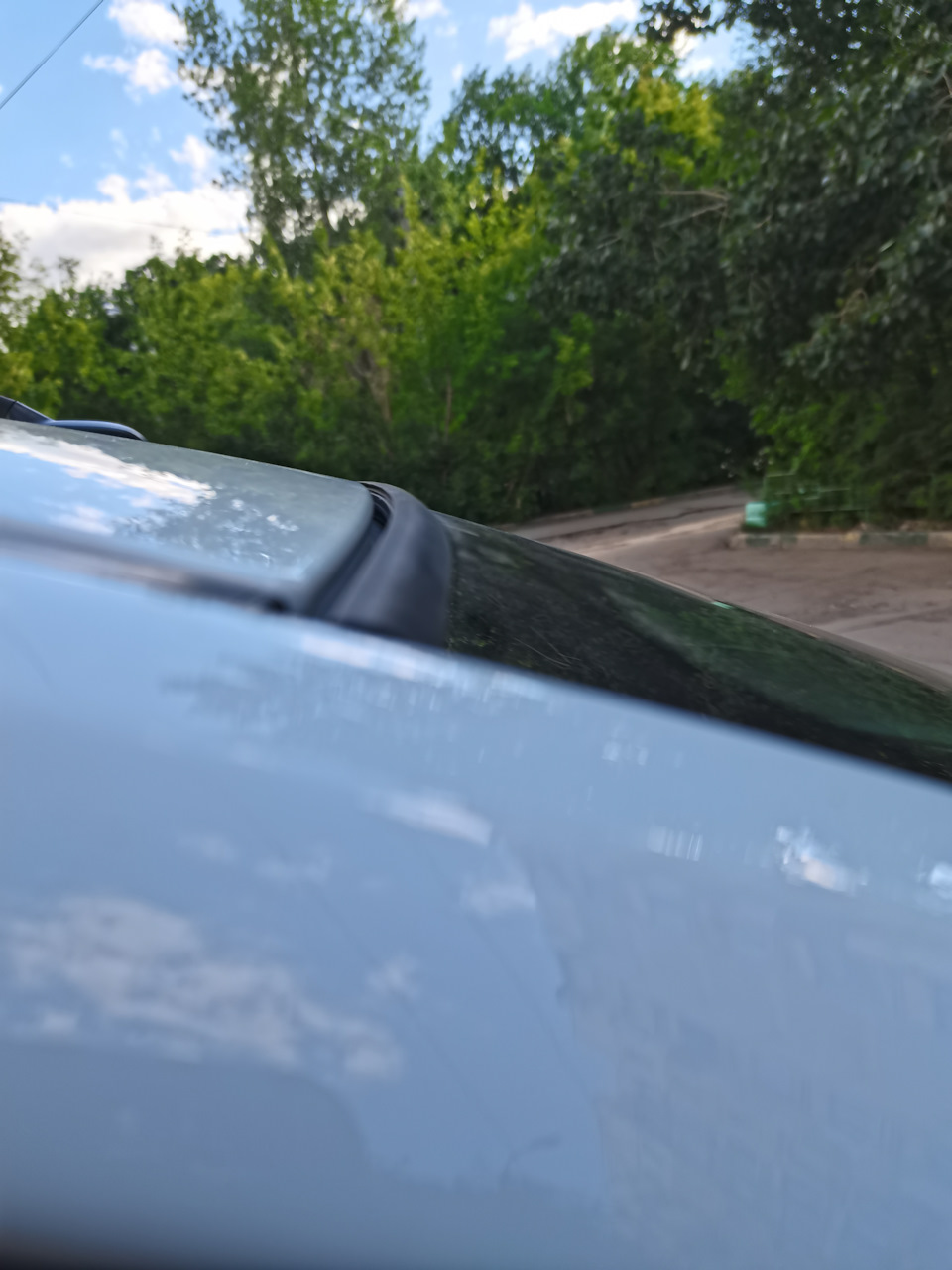 Защита кромки крыши над лобовым стеклом