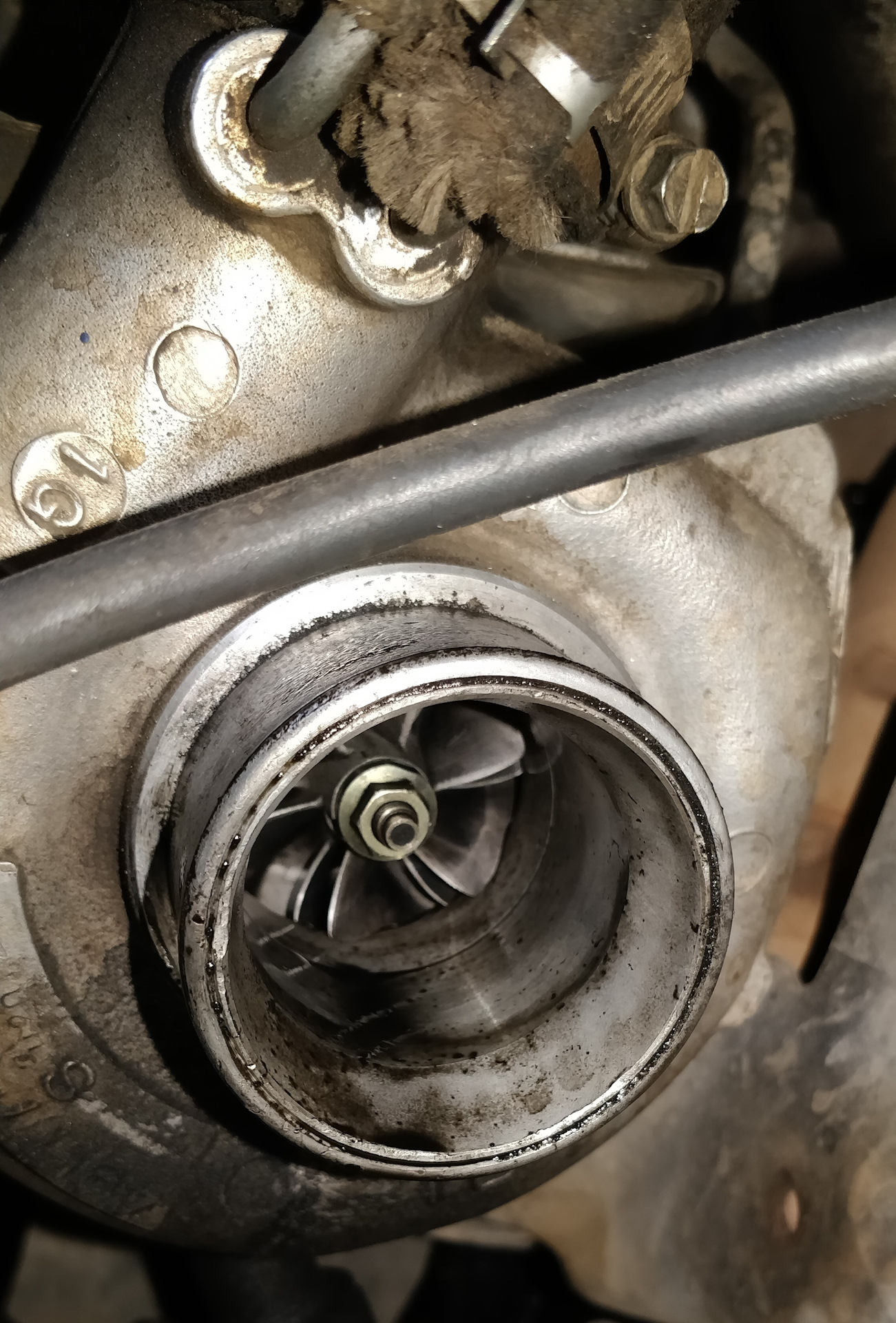 Масло в турбине. Турбина в масле. Турбина авто. Турбина d4bh. Как крепится турбина кайрон.