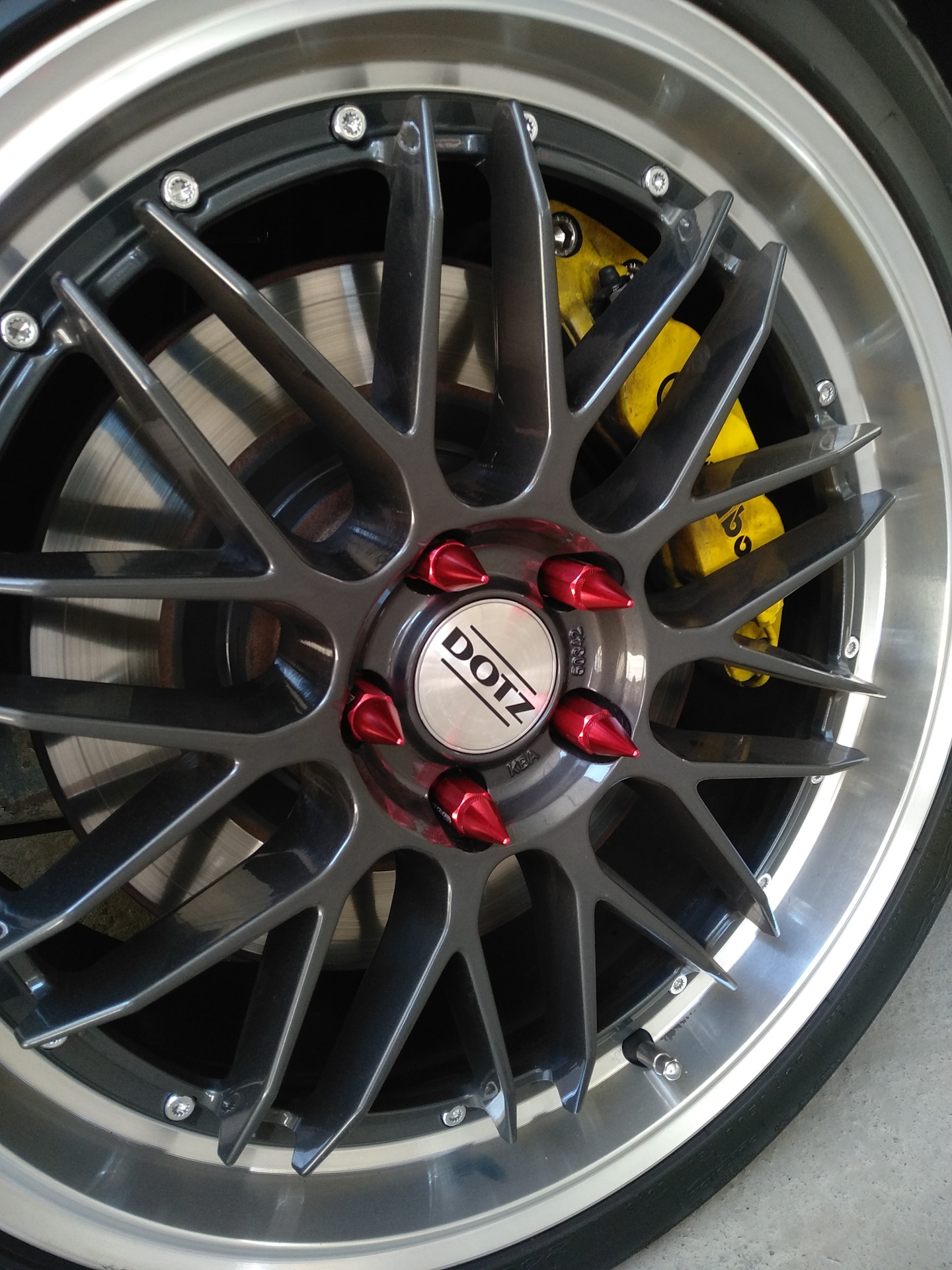 Диска языке. Колесные гайки BBS STI. Гайки для дисков fd2 Type r. Колесные гайки шипы на колесах Momo. Гайки на диски Xtrike 125.