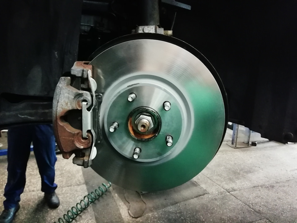 Замена тормозных дисков и колодок — Ford Fusion (2G), 2 л, 2016 года ...