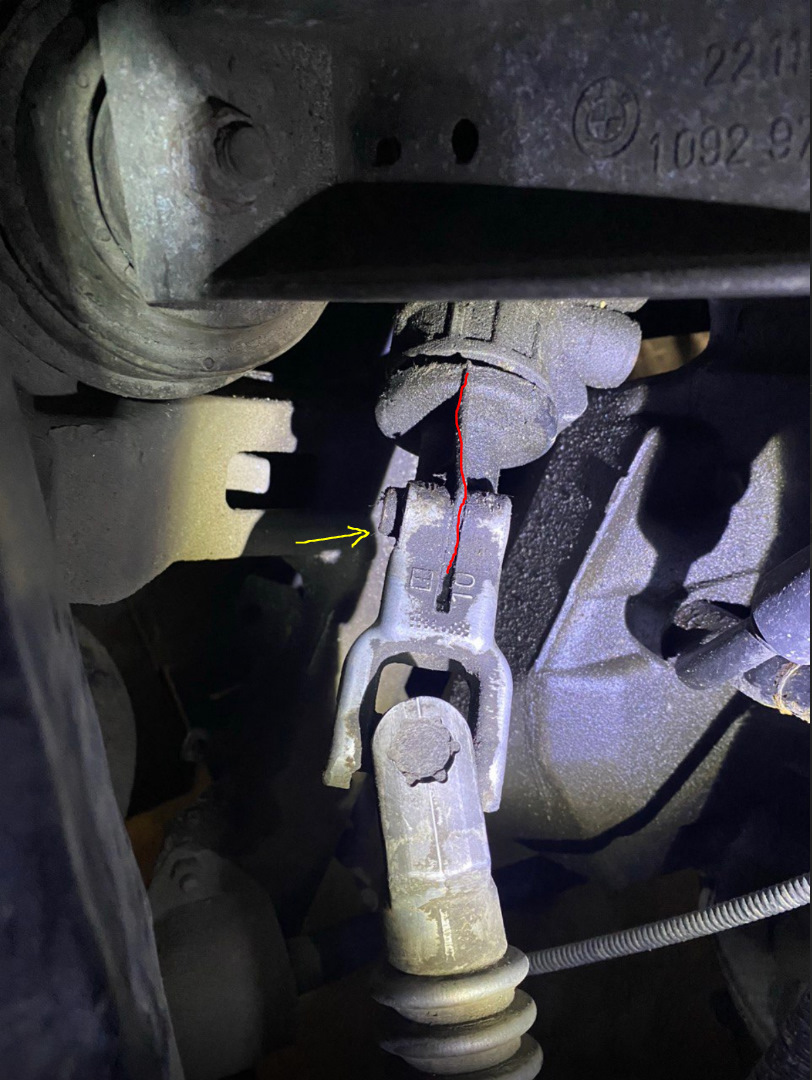 Ну вот это как так можно было поставить то? Желтой стрелкой показан болтик который уже откручен. — BMW 5 series (E39)