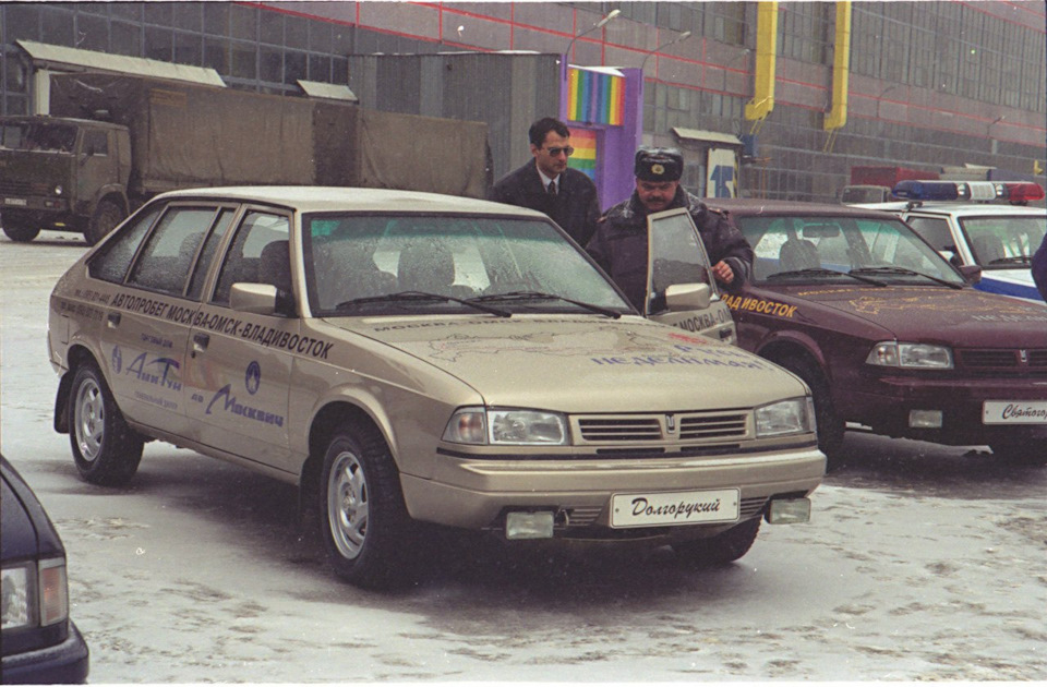 Первая серия кузова 647 (начиная с 647759 на широкой морде) На узкой морде пошли с 647891 кузова… В данном случае 648, 649, 650, 651, 652. Они со стеклом под вставку, в заднем крыле пластиковый треугольник. Дособирались-распродавались до 2000 включительно. — Москвич 2141