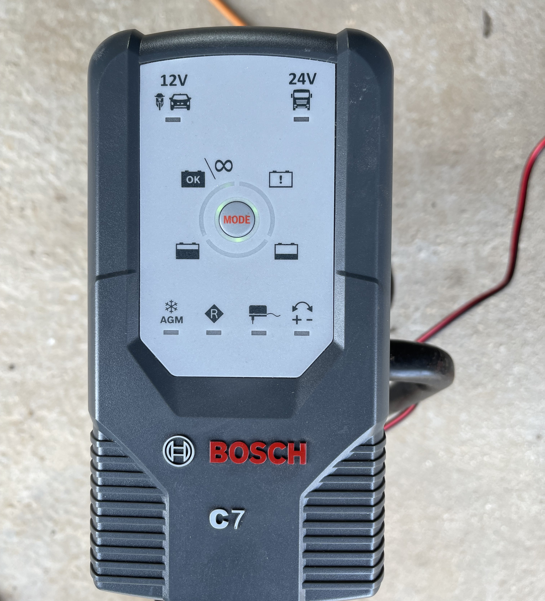 Зарядка agm аккумулятора. Bosch c7. Зарядное Bosch c7. Bosch c7 серый. Bosch с7 018999907m.