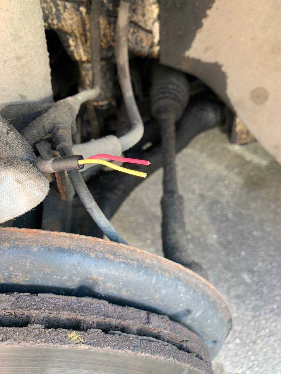 ремонт разъема датчика колодок — Volkswagen Golf Mk6, 1,6 л, 2012 года ...