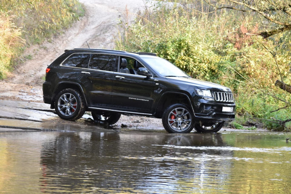 Jeep Grand Cherokee 2022 на бездорожье