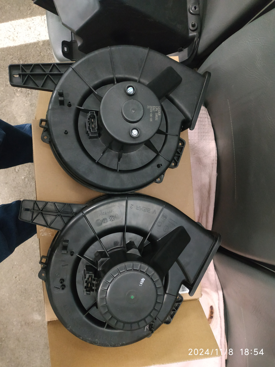 Сзади почти близнецы-братья. Со старого снял крепеж под хомут для проводки. — Volkswagen Polo Sedan