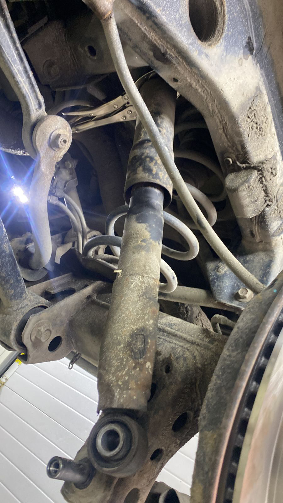 Задние тормоза и амортизаторы. — Toyota Land Cruiser 200, 4,5 л, 2010 ...