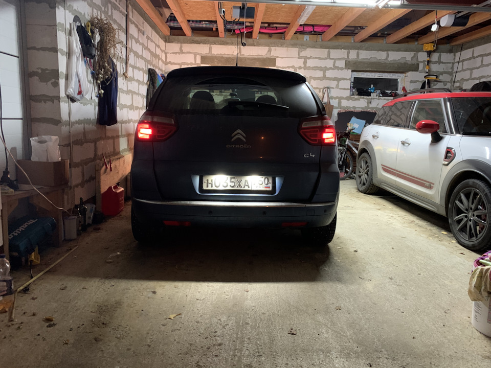 11. Поменял фонари подсветки номера на диодные — Citroen C4 Picasso (1G ...