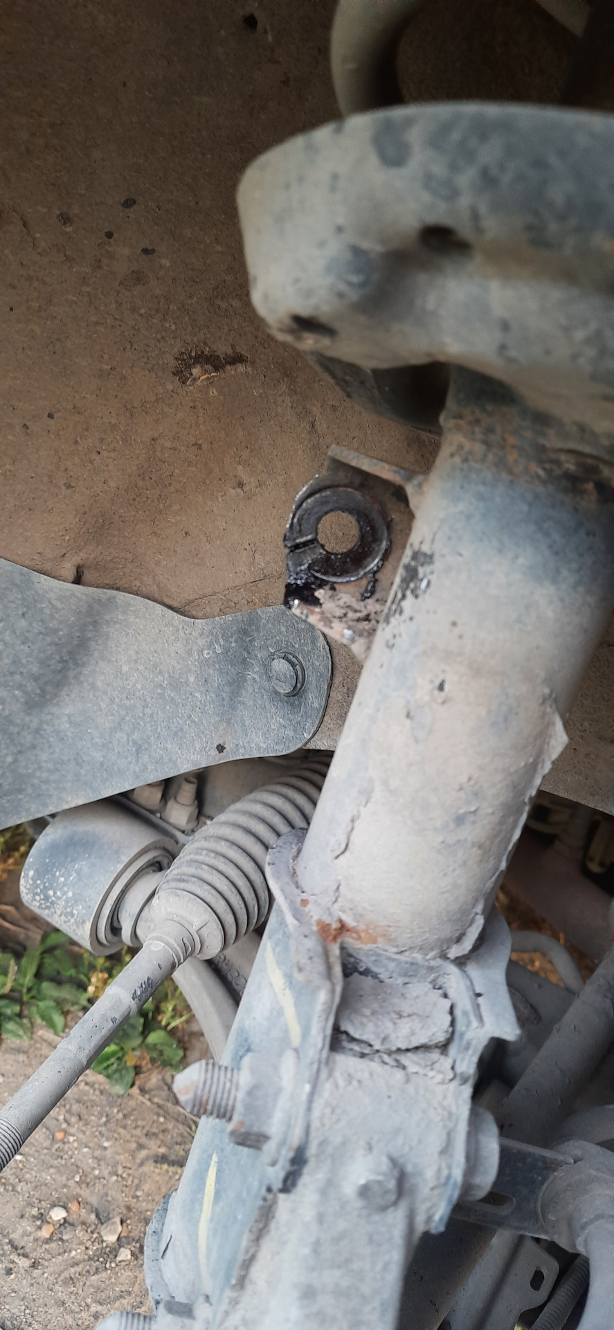 При повороте руля что то стучит. При повороте руля что то стучит. Стук при повороте руля в движении гранта. При повороте руля слышны щелчки. Закусывает руль при повороте.