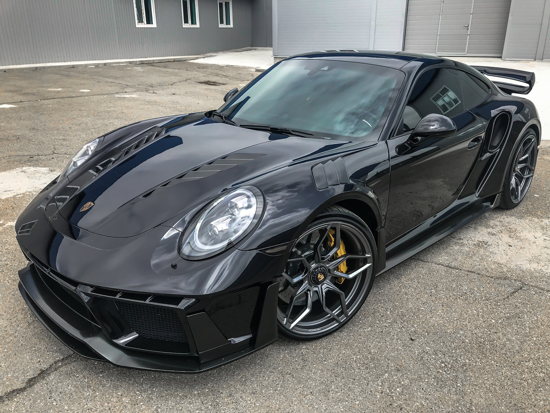 круз винилография. кузов цвета веном. форд мустанг из венома 2. бмв м8 веном. машина веном.