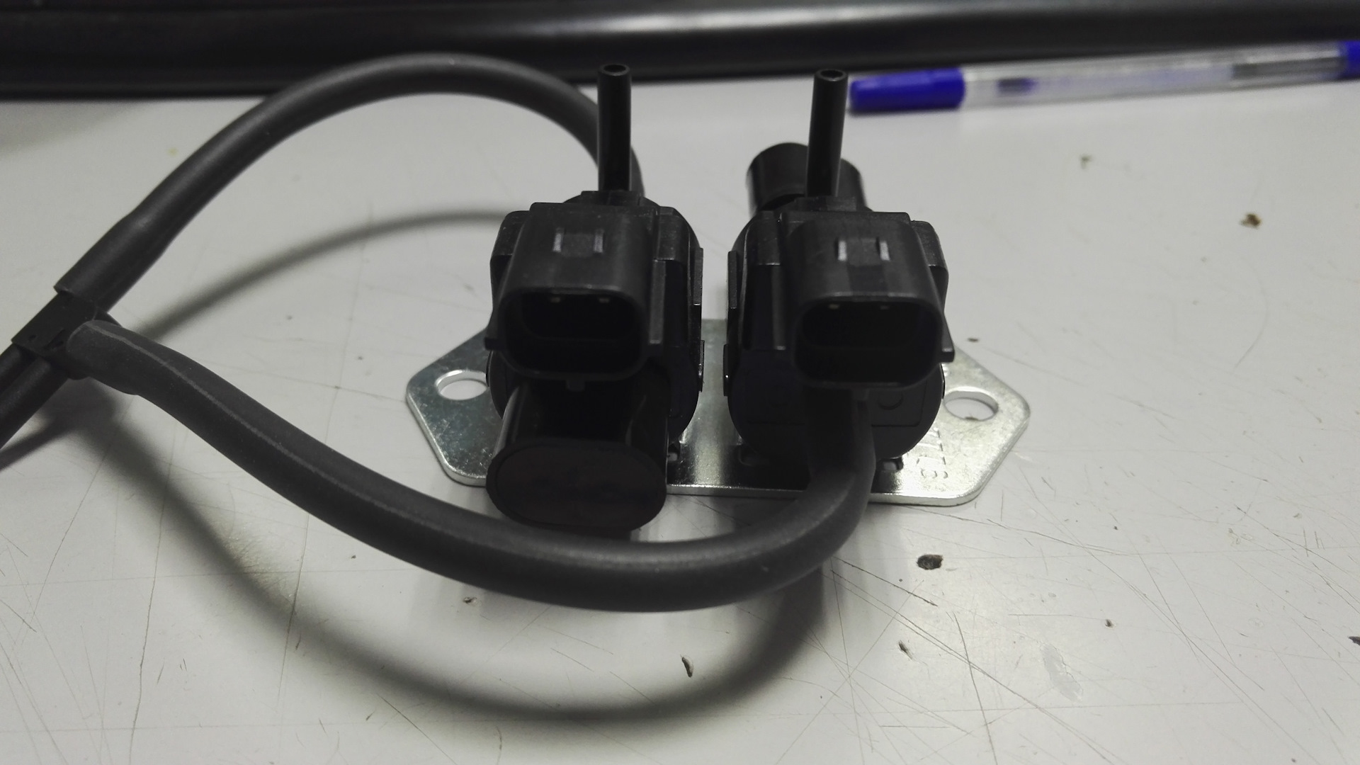 Паджеро клапана полно привода. Mitsubishi 8657a031. Паджеро 4 клапан включения полного привода. 8657a031 Митсубиси Паджеро 4. Клапан переднего моста Паджеро 4.