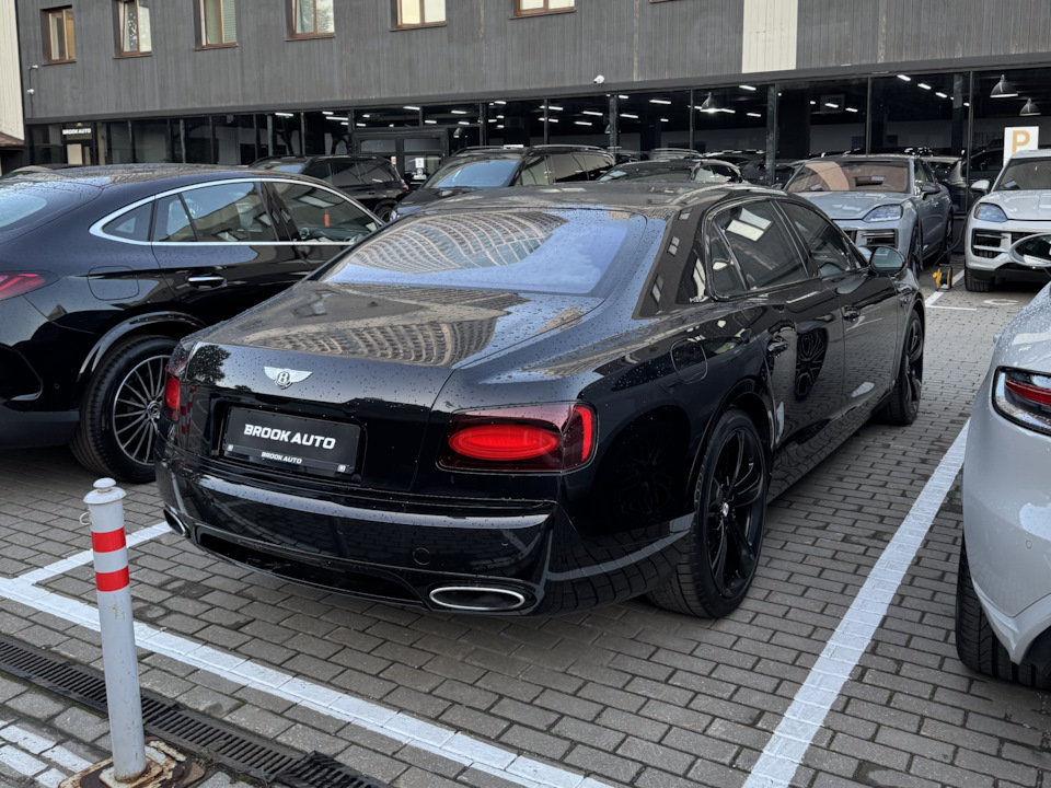 А еще там стоял такой вот брутальный Flying Spur. — Porsche Panamera (2G) 971