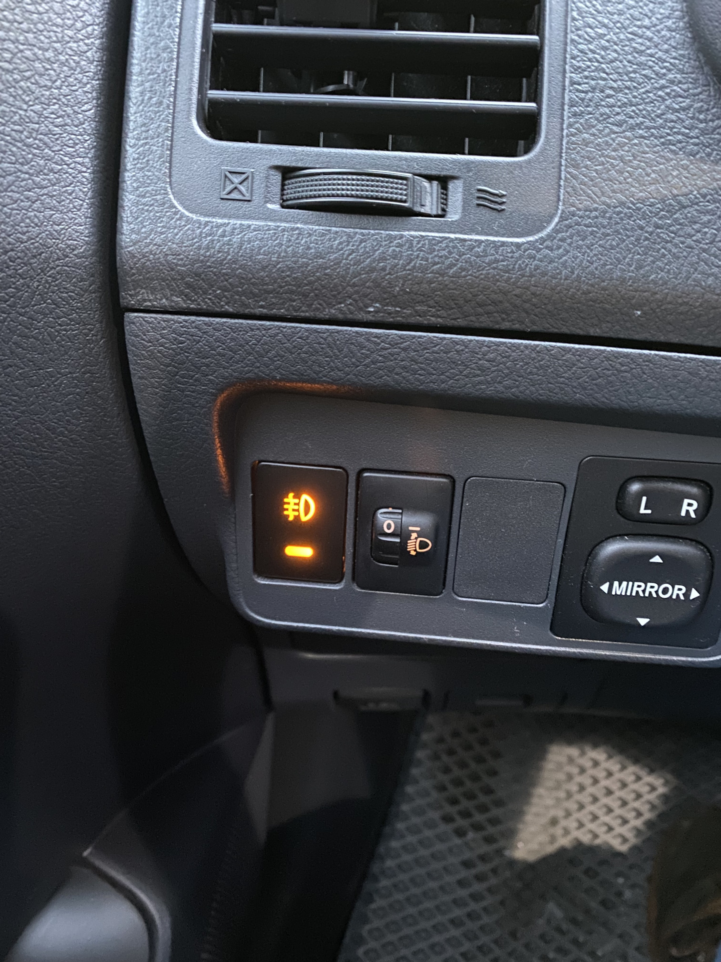 Замена кнопки птф — Toyota Corolla (140/150), 1,6 л, 2012 года ...