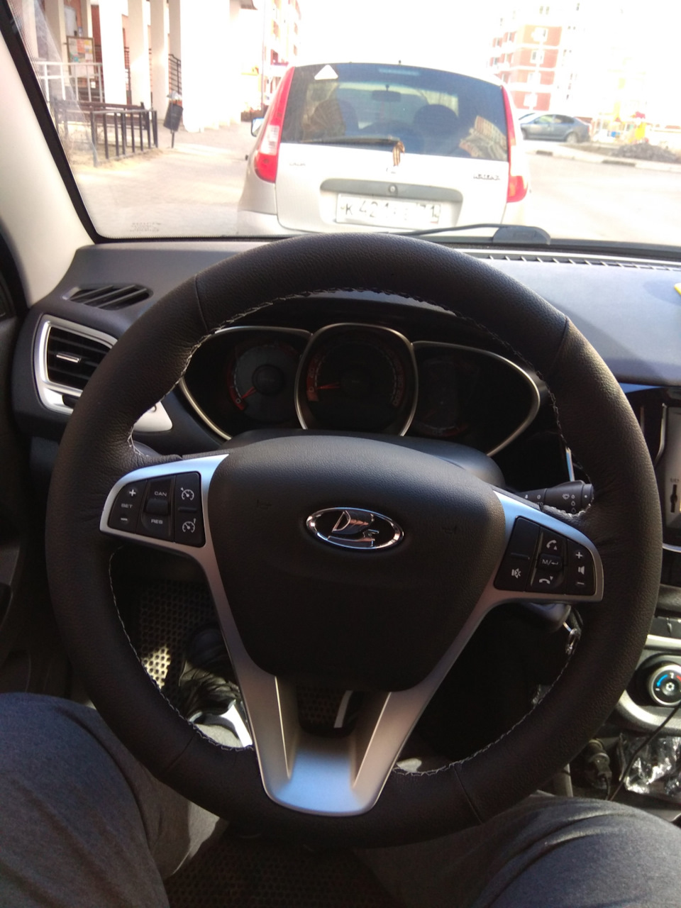 Чехлы в Невесту и обтяжка руля — Lada Vesta SW Cross, 1,8 л, 2019 года ...