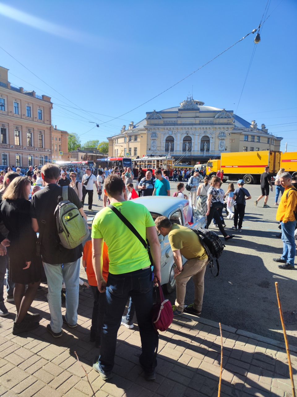 Ну что ))) ретро парад номер один. Петербургский парад ретро транспорта. 18  мая 2024. — ЗАЗ 965, 1968 года | соревнования | DRIVE2