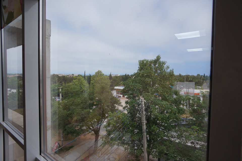 Вид из окна столовой Казанок. Вдали видна полоска моря — Lada Vesta SW (1G)