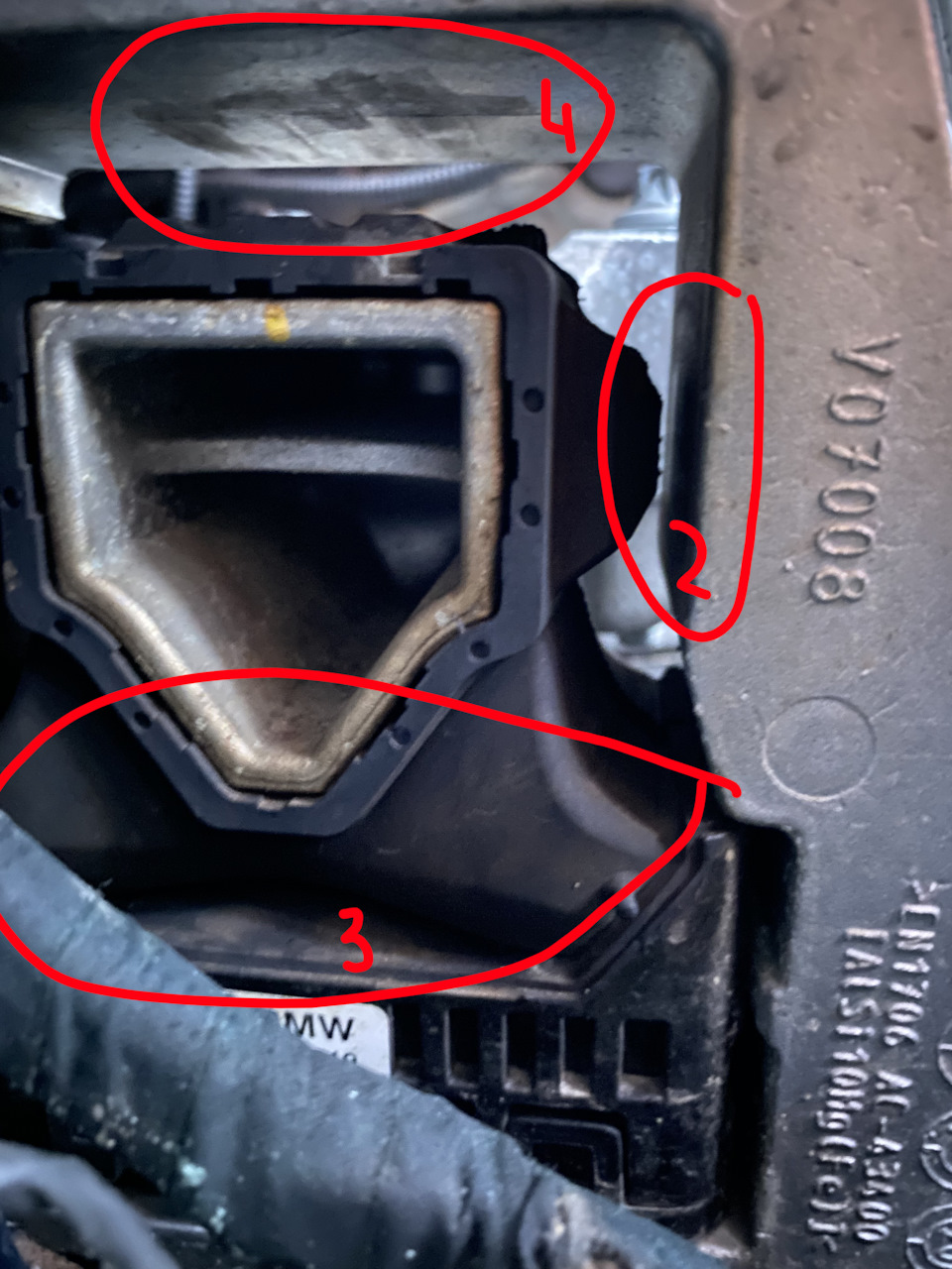 Её прямой предшественник под номером 22116885934, причем -02 означает вторую ревизию указанного номера, а с завода у меня была ревизия -01 с 25к до 37,5к пробега, проблемы так же на фото, снизу никаких отклонений не видно, по бокам всё так же осталось, но прибавилось что то новое, почему то появился контакт с верхней частью, это же как она тогда там пляшет?! — BMW 2 series Active Tourer (F45). Запчасти на фото: 22116885934