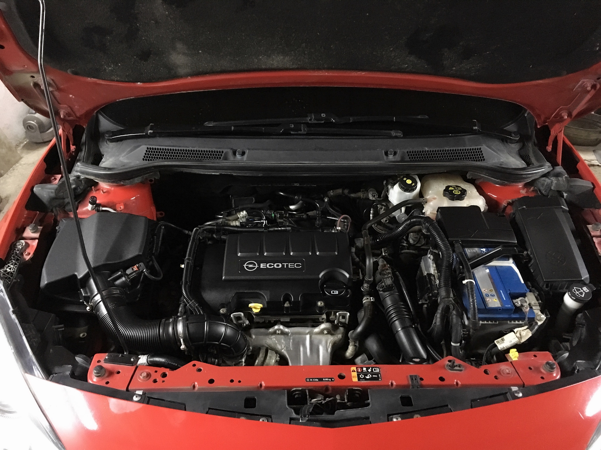Opel astra j подкапотка. Opel astra h под капотом. Подкапотка astra j 1. Двигатель gtc. Astra engine.