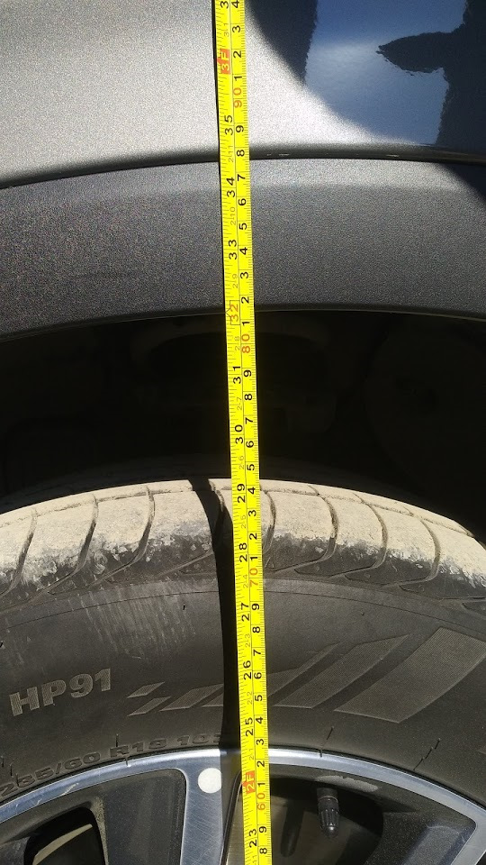 14. Tył: odkręć dolne mocowanie amortyzatora; powoli opuść wahacz — zachowaj bezpieczeństwo. — Hyundai Santa Fe TM