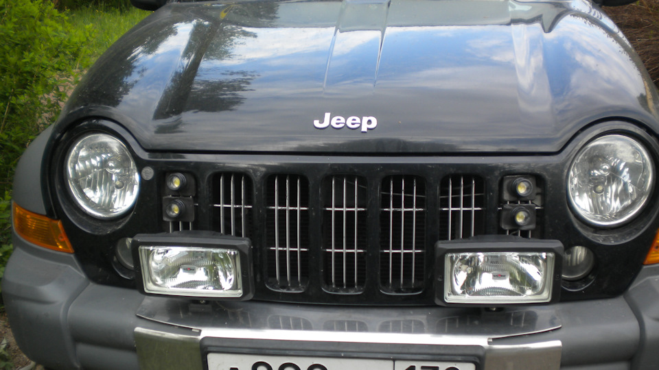 Jeep Cherokee 2004 с круглыми фарами