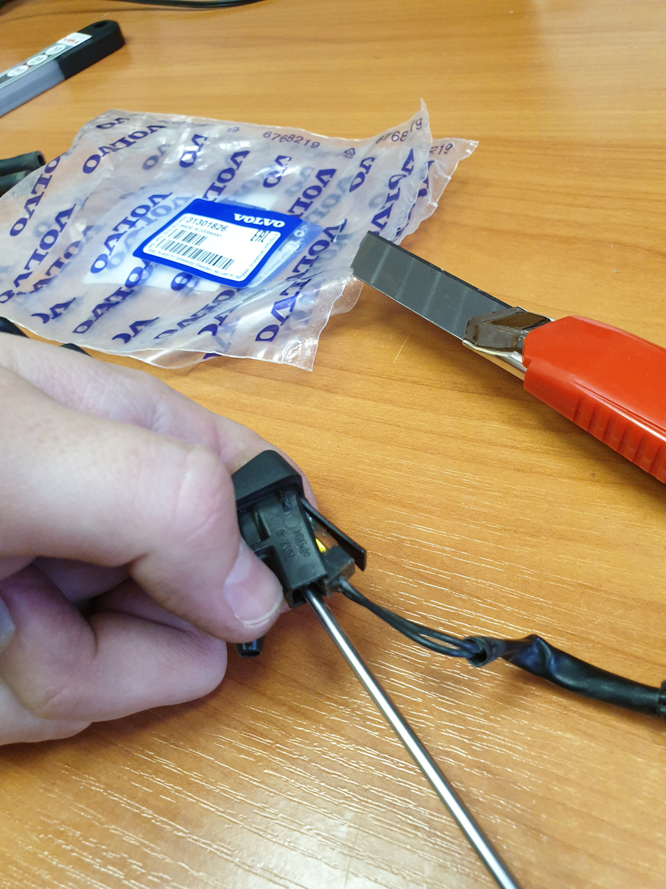 Но можно и аккуратно отверткой помочь. — Volvo XC70 III