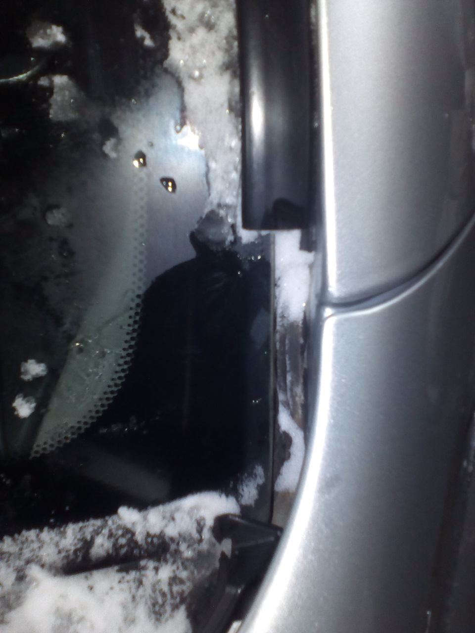 Накладка на лобовое стекло — Toyota RAV4 (II), 2 л, 2004 года ...