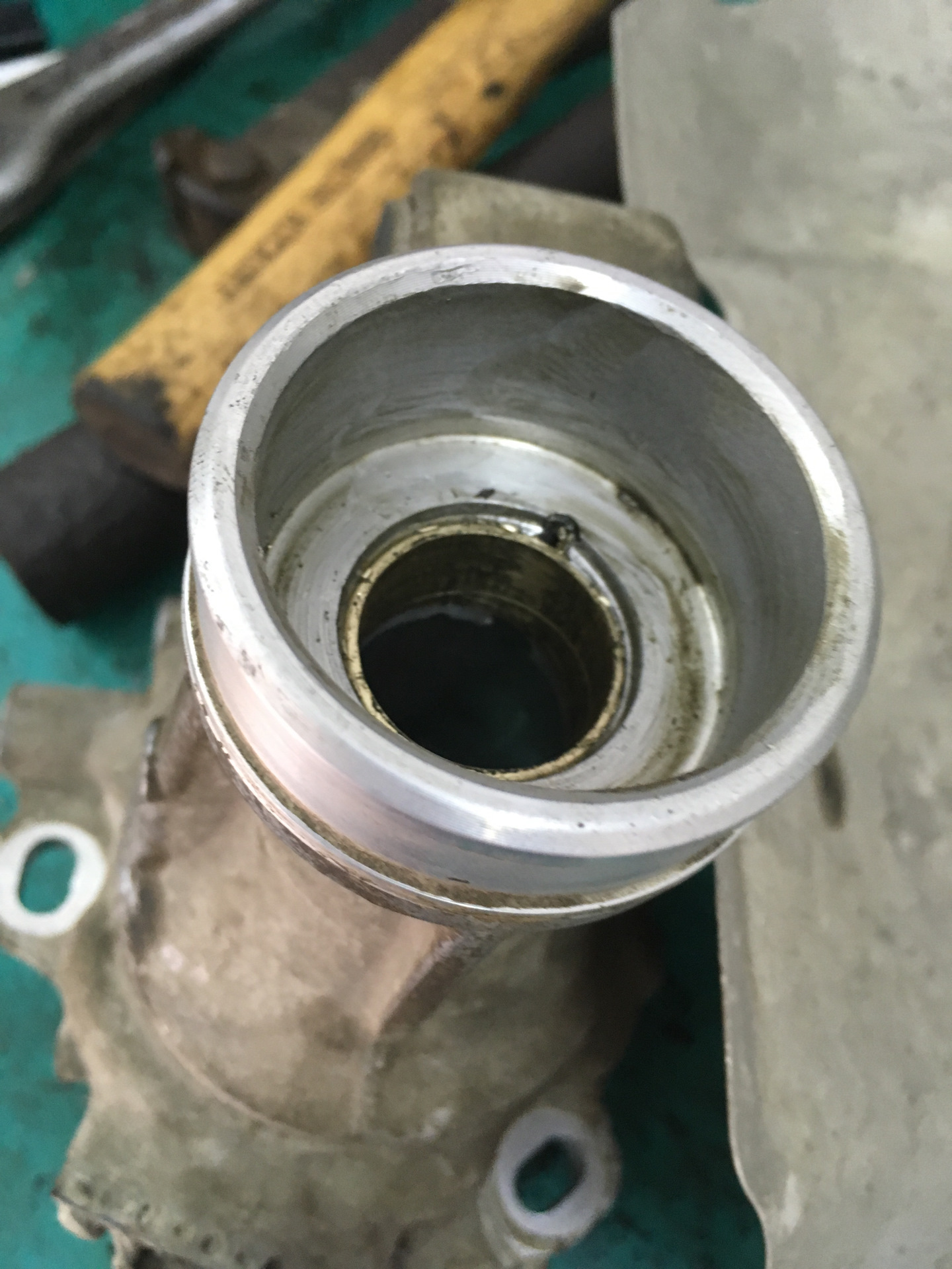 Втулка заднего колеса салют. 14 1601284 втулка установочная. Подшипники в колесе велосипеда. Установить втулку. Втулка амортизатора 2106.