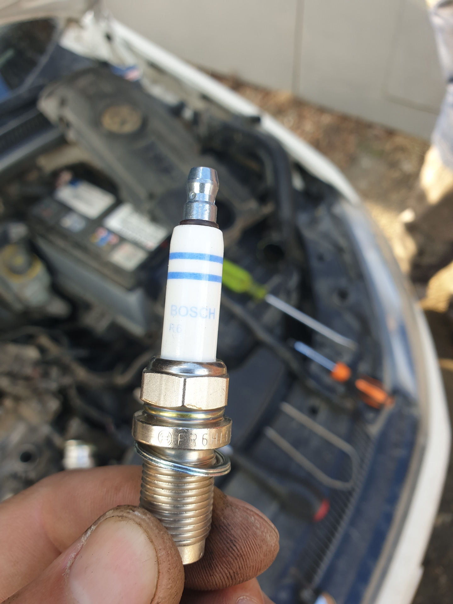 Замена свечей bosch r6 — Volkswagen Golf Mk6, 1,4 л, 2011 года | своими ...