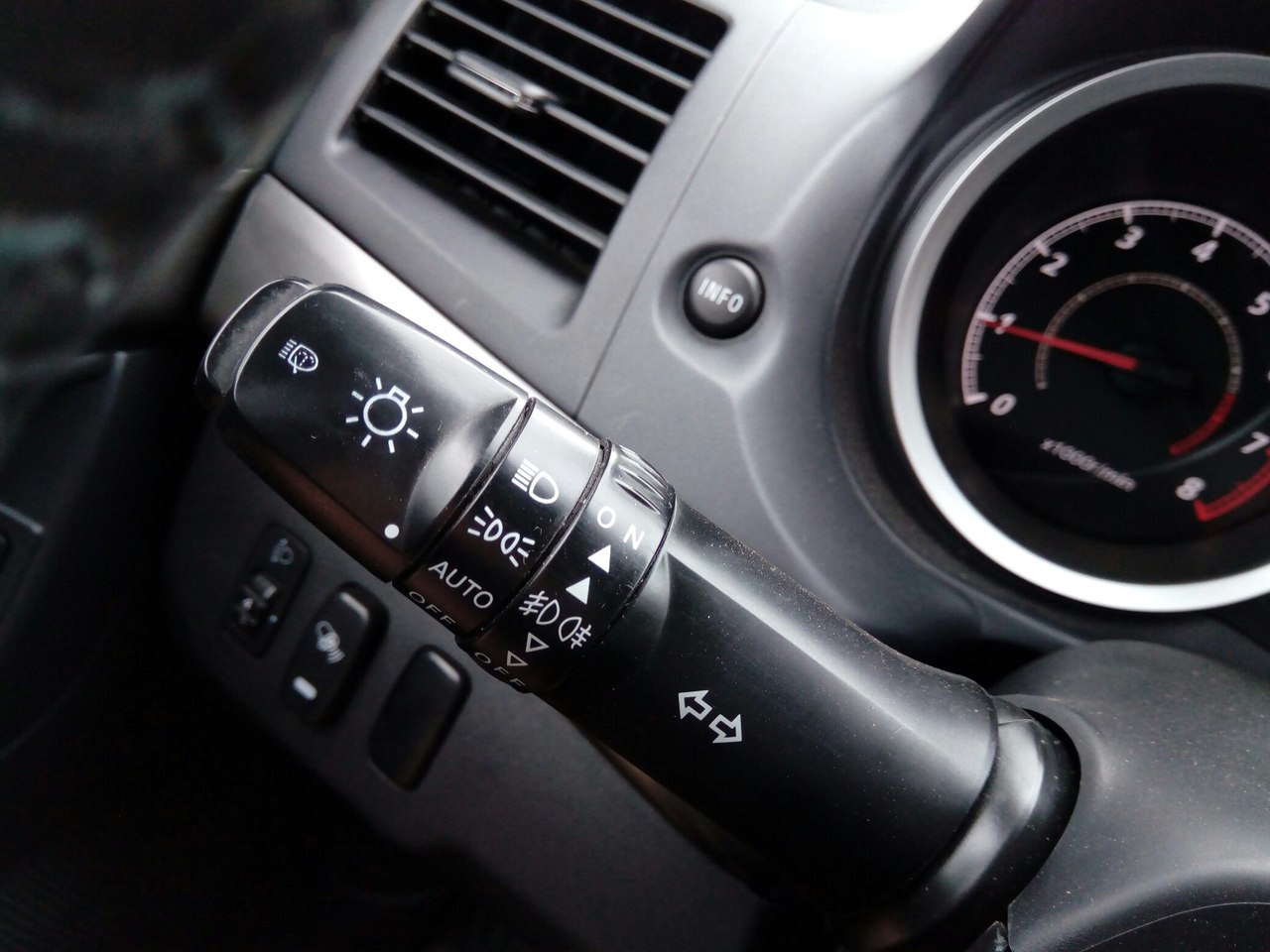 Как в игре долгая поездка включить фары. Outlander XL 2008 рычаг управление светом. Переключатель Дальний Ближний Аутлендер-3. Митсубиси Аутлендер 2008 года управление переключения света. Mitsubishi Lancer 10 кнопка включения полного привода.
