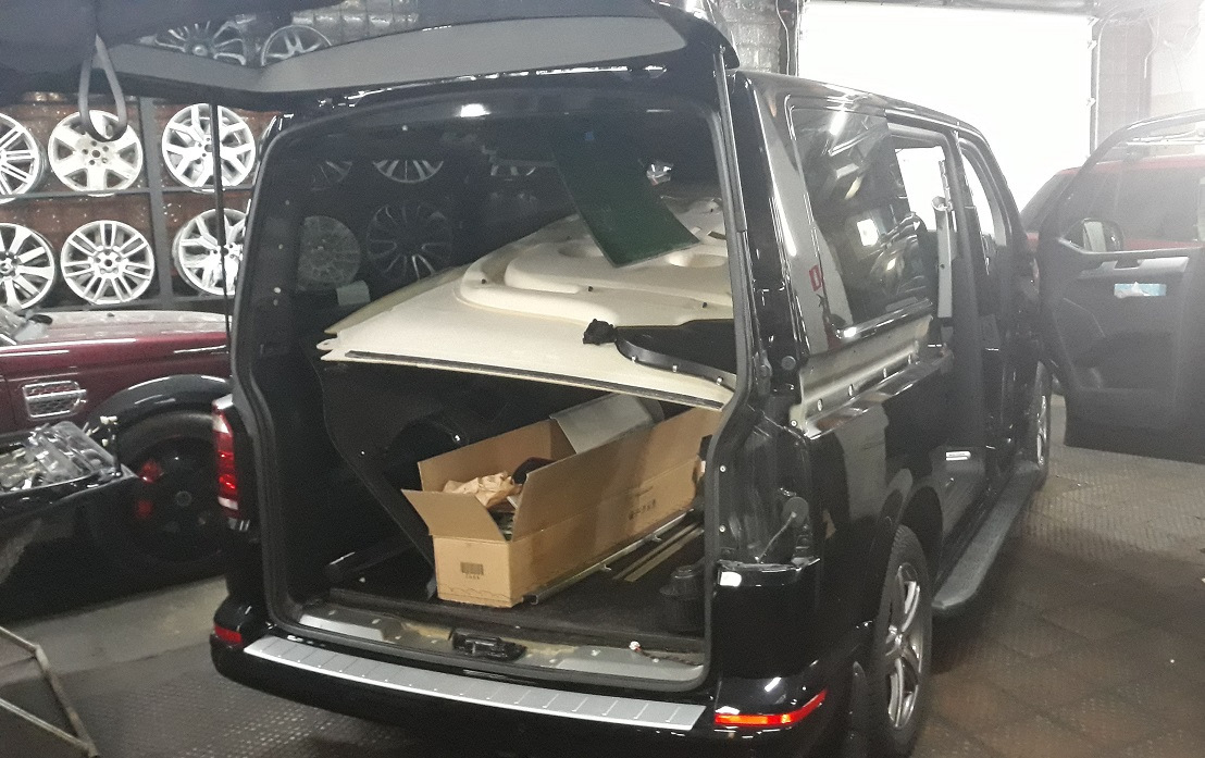 сдвижная дверь фольксваген мультивен. левая сдвижная дверь т5. салонный пластик т4 фольксваген транспортер. сдвижная дверь фольксваген мультивен. сабвуфер в vw t5 multivan.