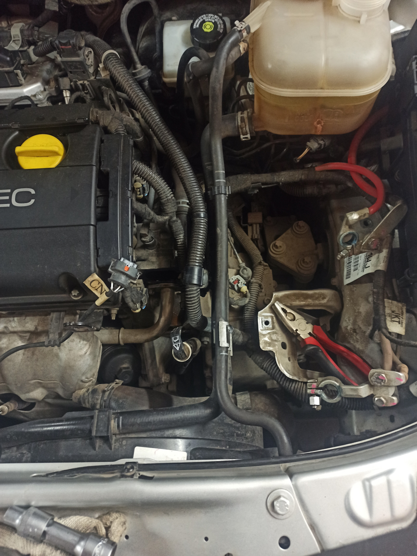 Термостат, лоток акб — Opel Astra H, 1,8 л, 2012 года | своими руками ...