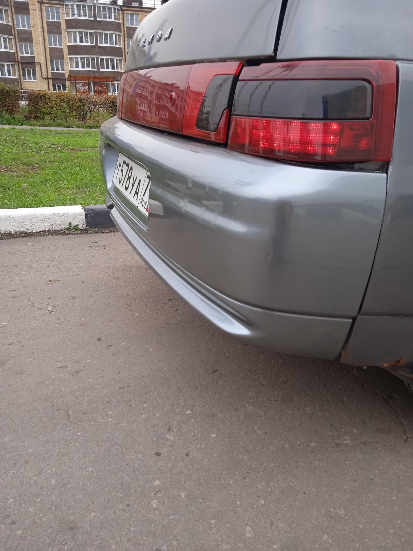 установка заднего бампера оригинального цвет(кварц 630) — Lada 21121, 1 ...