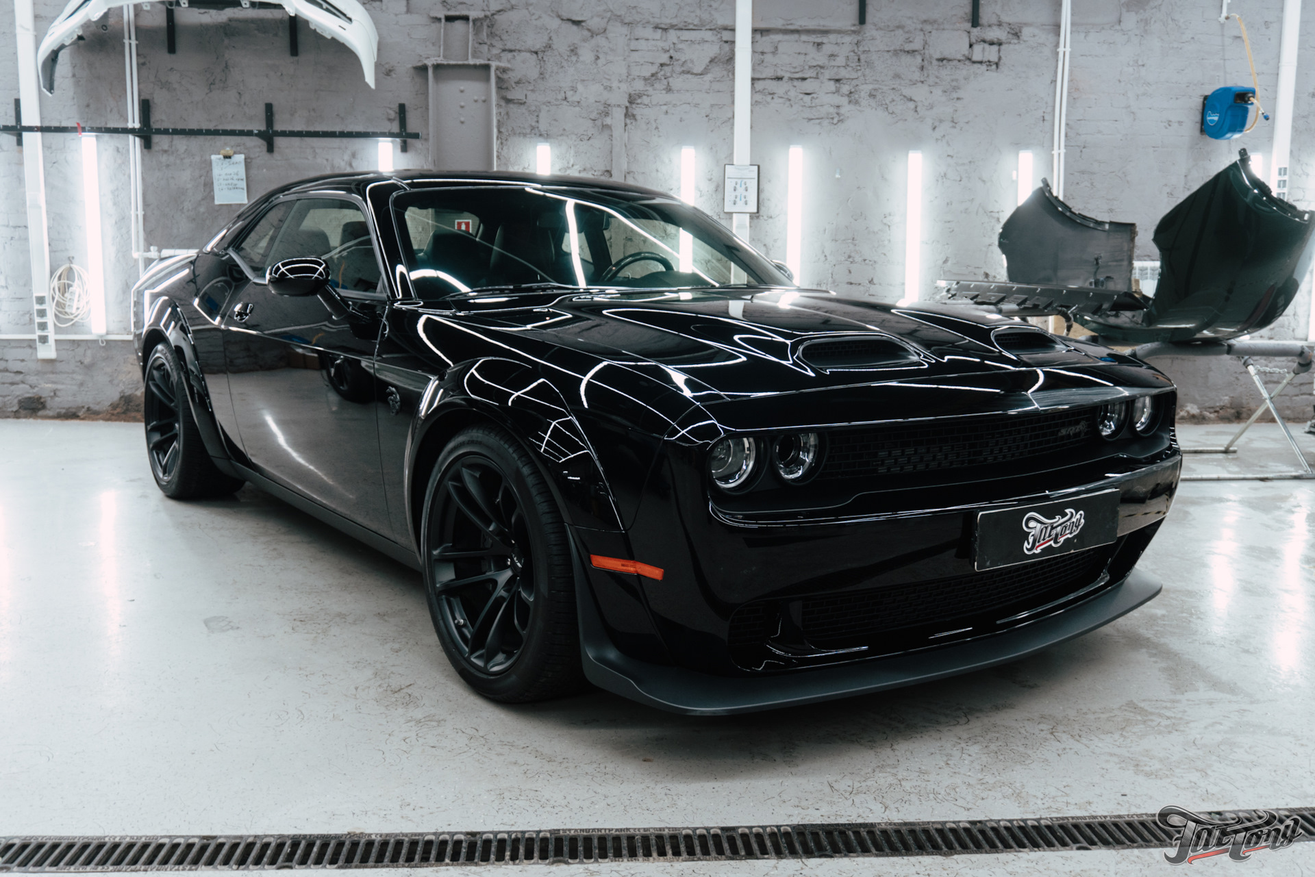 Оклеили кузов и лобовое стекло Dodge Challenger SRT Jailbreak полиуретаном  — FatTony на DRIVE2