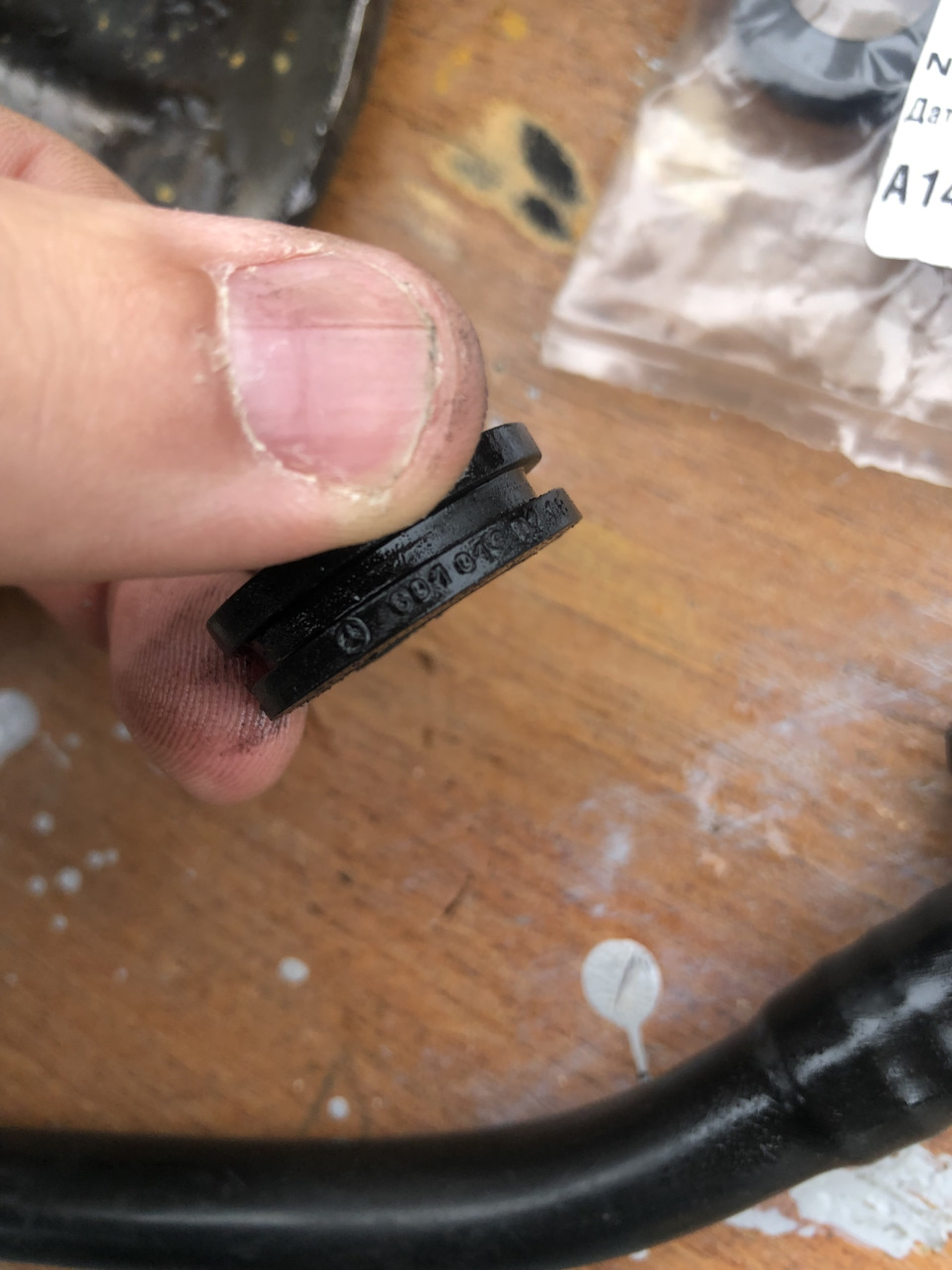 Замена уплотнителя трубки картерных газов и регулировка положения ...