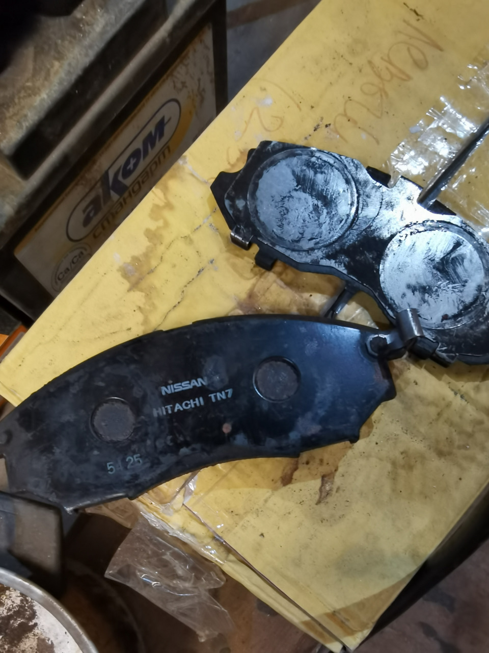 В комплекте были и оригинальные колодки, ставим пока их. — Nissan Gloria (11G)