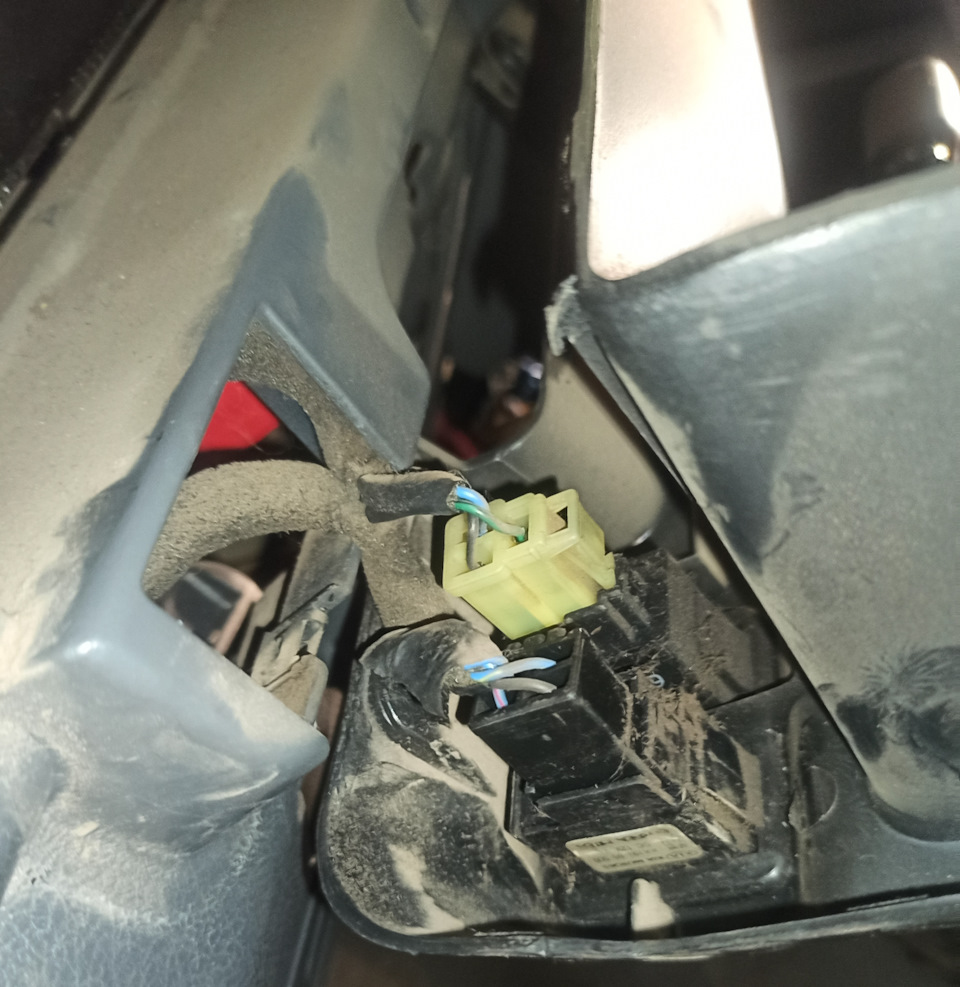 Кнопки подъема антенны, запуска заднего дворника — KIA Pride (1G)