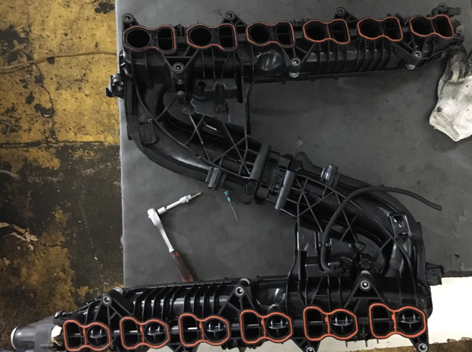 Впускной коллектор bmw n57. 11617811909 заглушки. Jaguar крышка-распредвал. Коллектор бмв n57. Коллектор бмв n57.