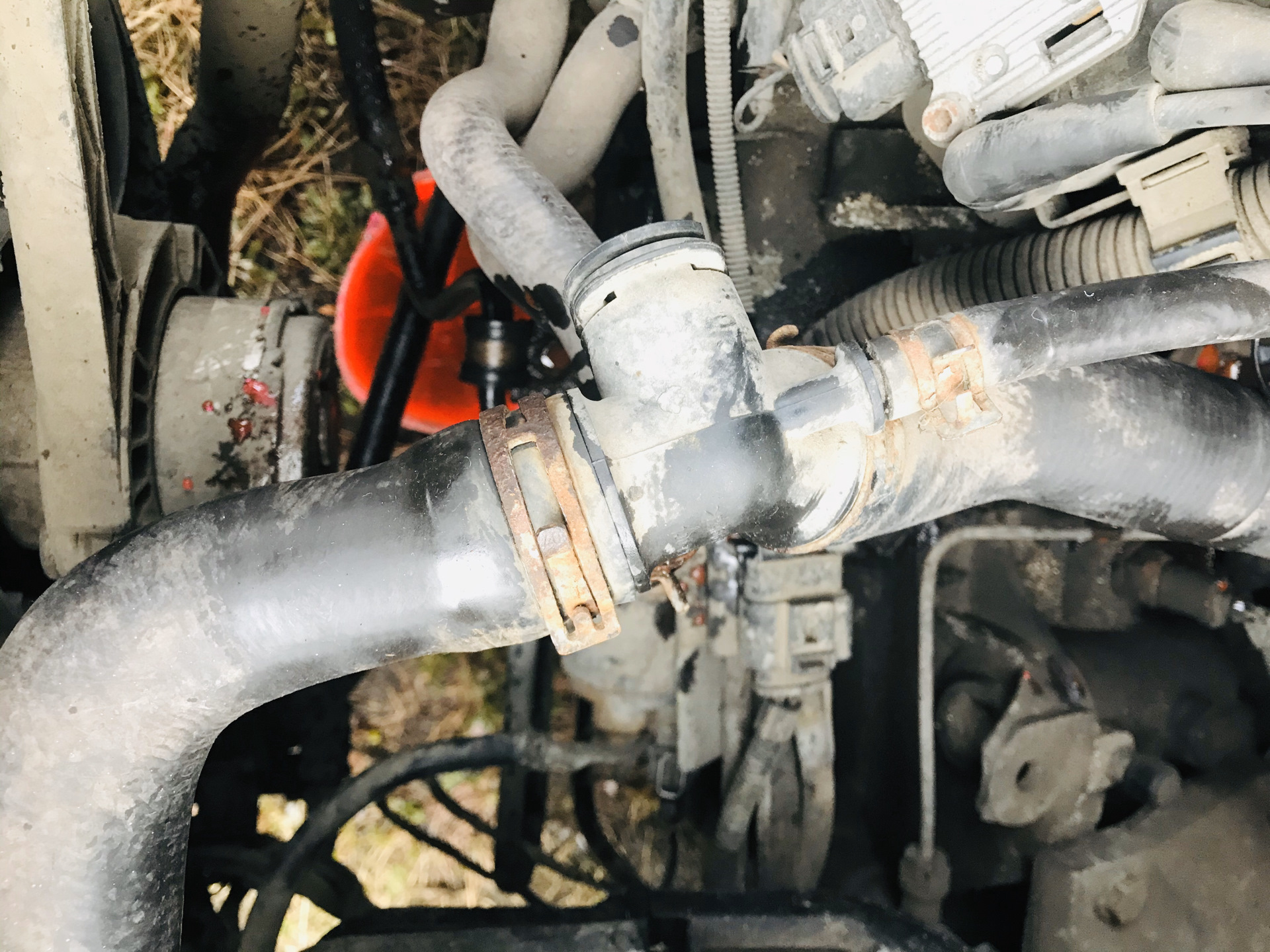 фланец термостата vw passat b6 tdi. фланец с датчиками ajt. фланец датчика температуры. 9 afn. фольксваген т4 2.