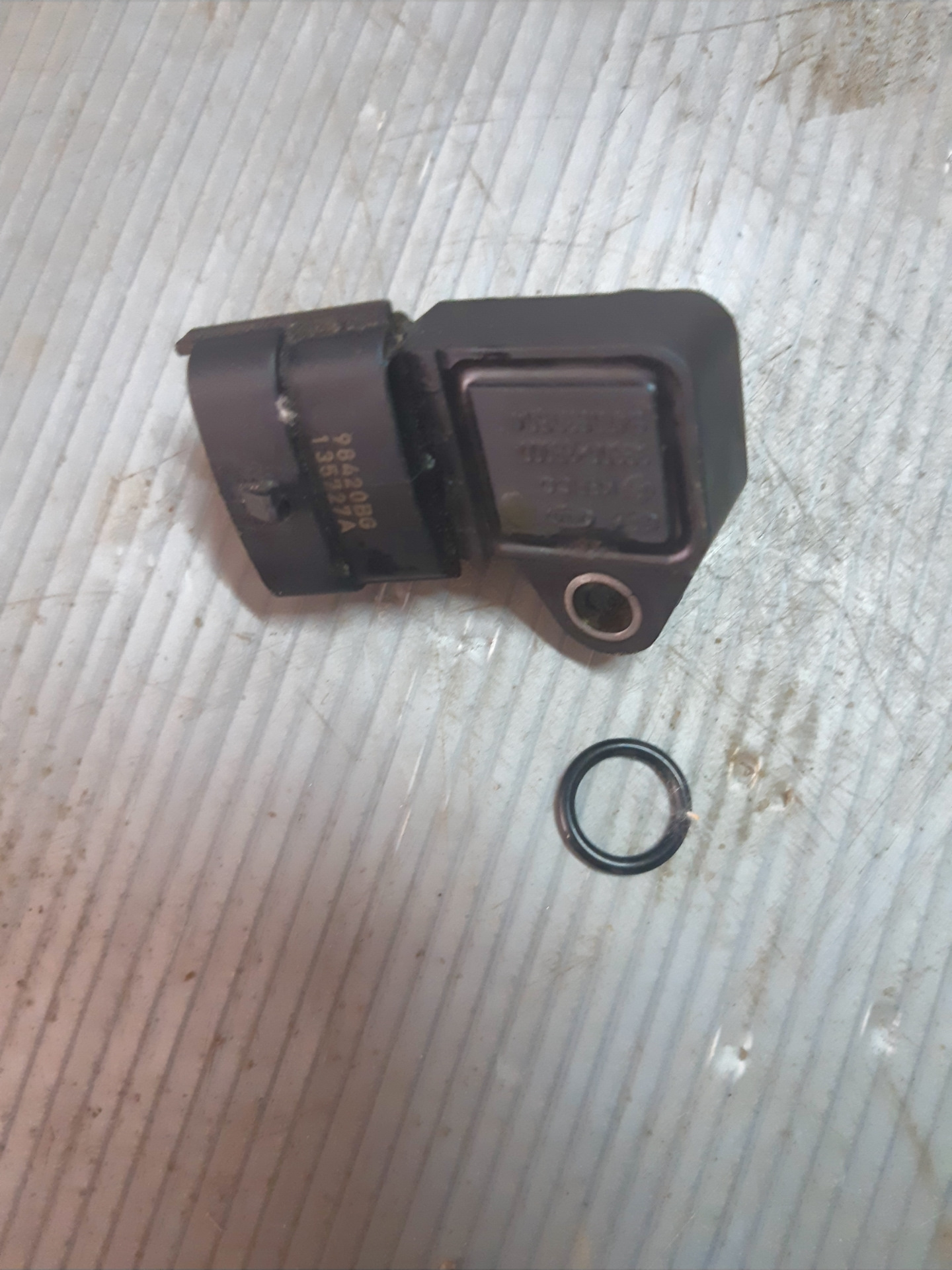 Уплотнительное кольцо дад. Кольцо уплотнительное рампы 2108. Кольцо уплотнительное свечного колодца 6g 75. 3334-79-1 кольцо уплотнительное на двигатель в46. Уплотнительное кольцо датчика сигнальной лампы масла.