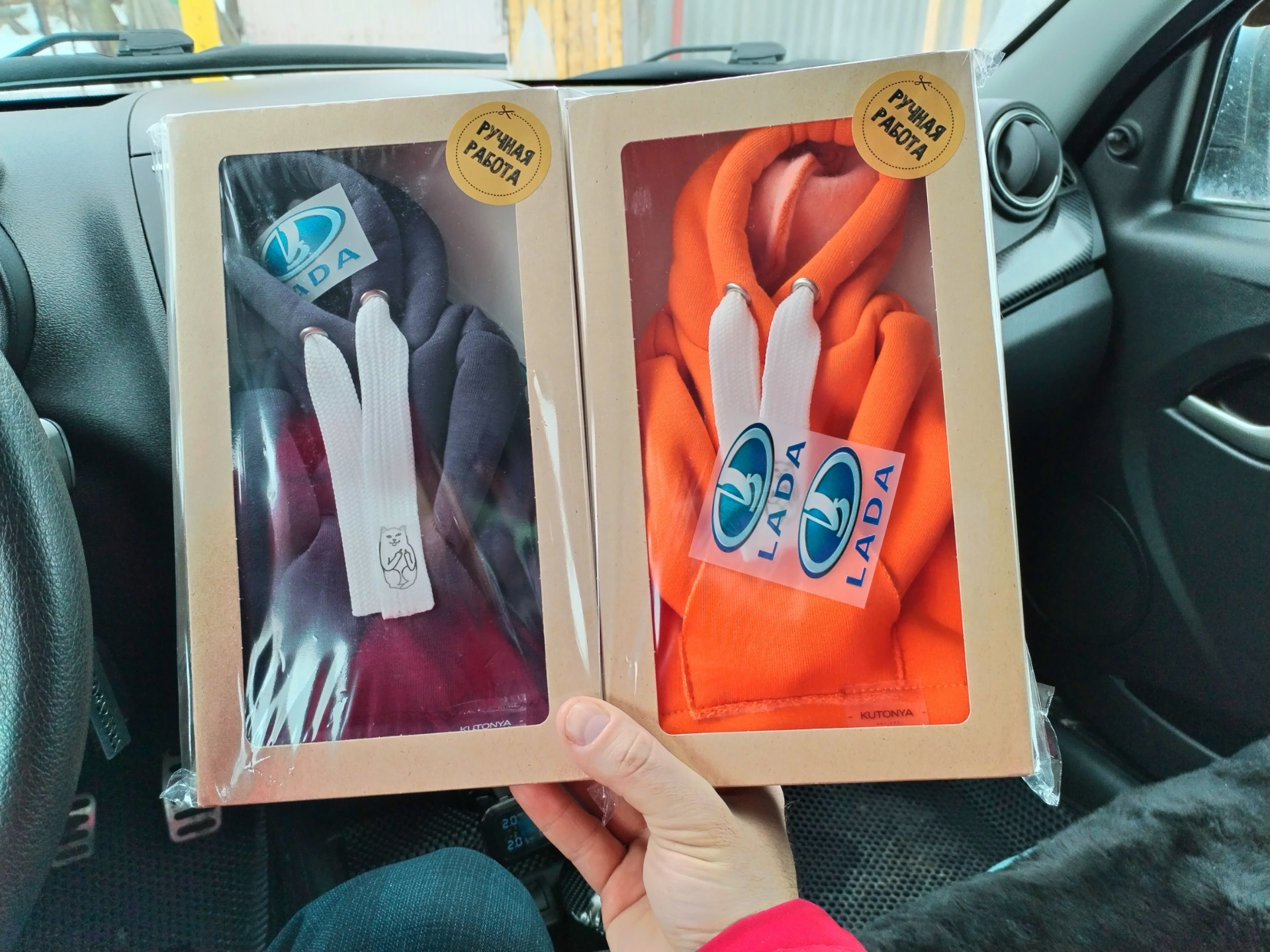 Креативный подарок на день святого валентина. Подарок " мужчине". Красивые подарки. Корзина сладостей. Девушка дарит подарок.