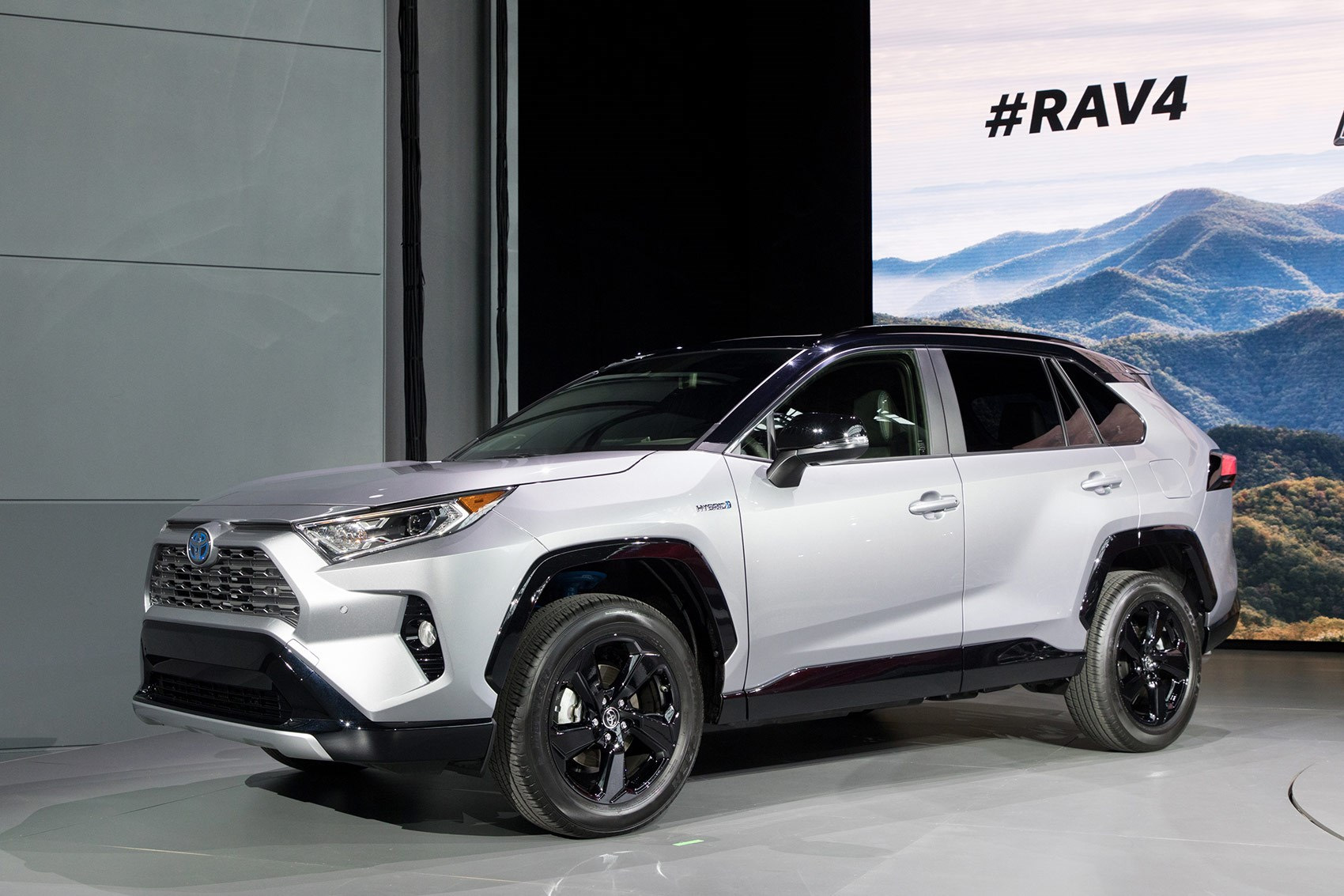 Тоета прекращает выпуск кроссовера RAV4 в Рф