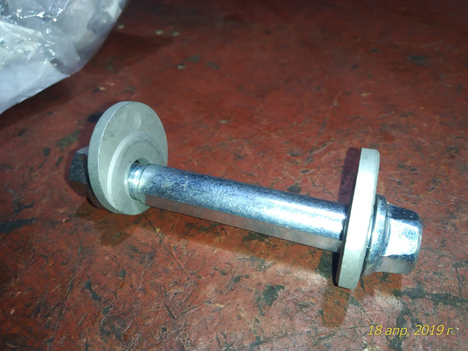 1 болт сзади поменял — когда первый раз еще их качали на 18 тыс пробега — немного грань прибили и шайба плохо садилась — Mitsubishi Pajero (4G)