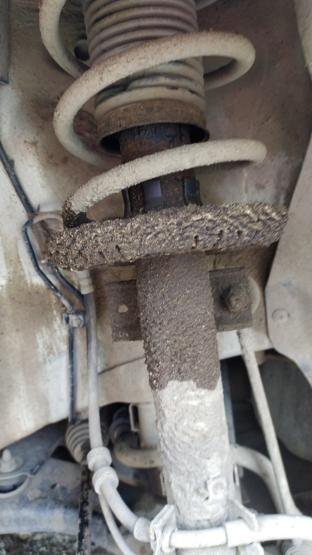 Замена втулок поперечного стабилизатора. — Volkswagen Polo Sedan, 1,6 л ...
