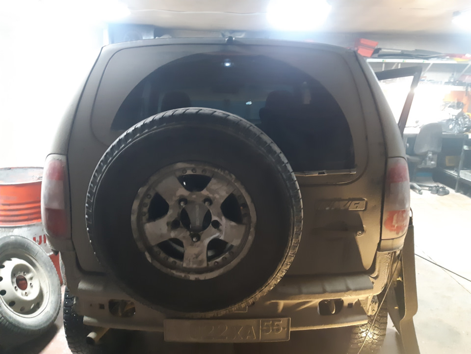 шпилька крепления кронштейна запаски — Chevrolet Niva GLX, 1,7 л, 2008 ...